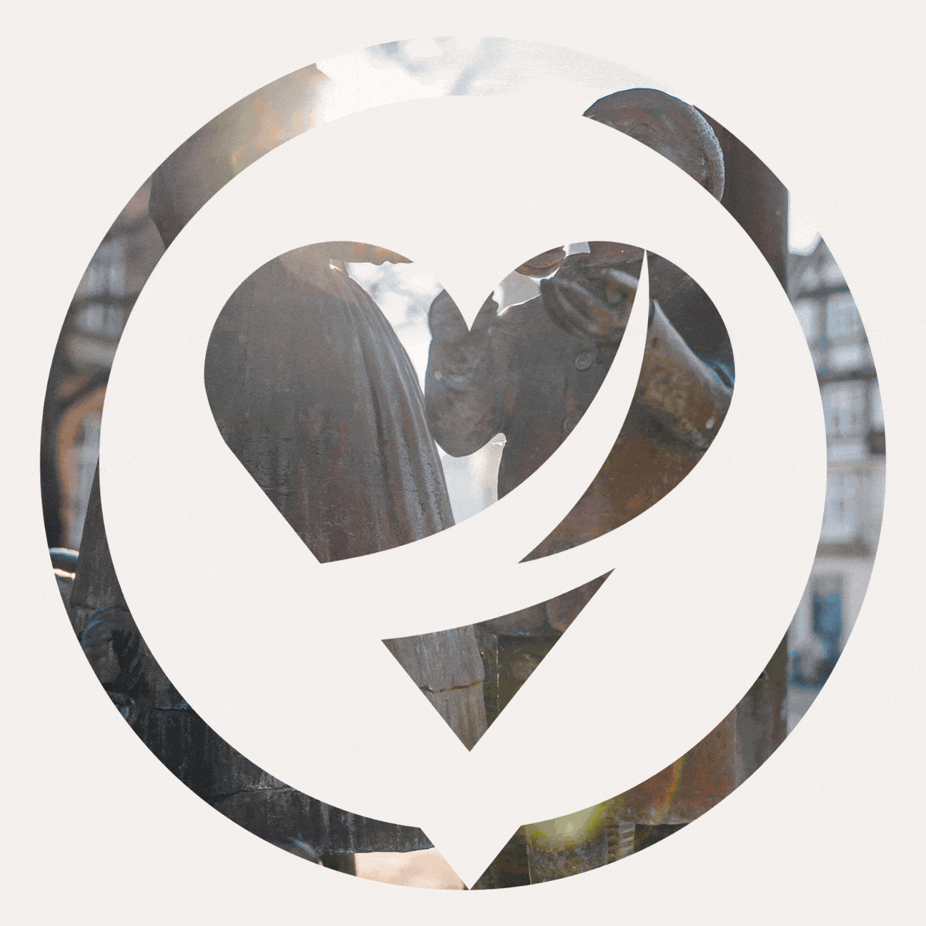 Herzstück-Logo, durch das verschiedene Fotomotive durchscheinen