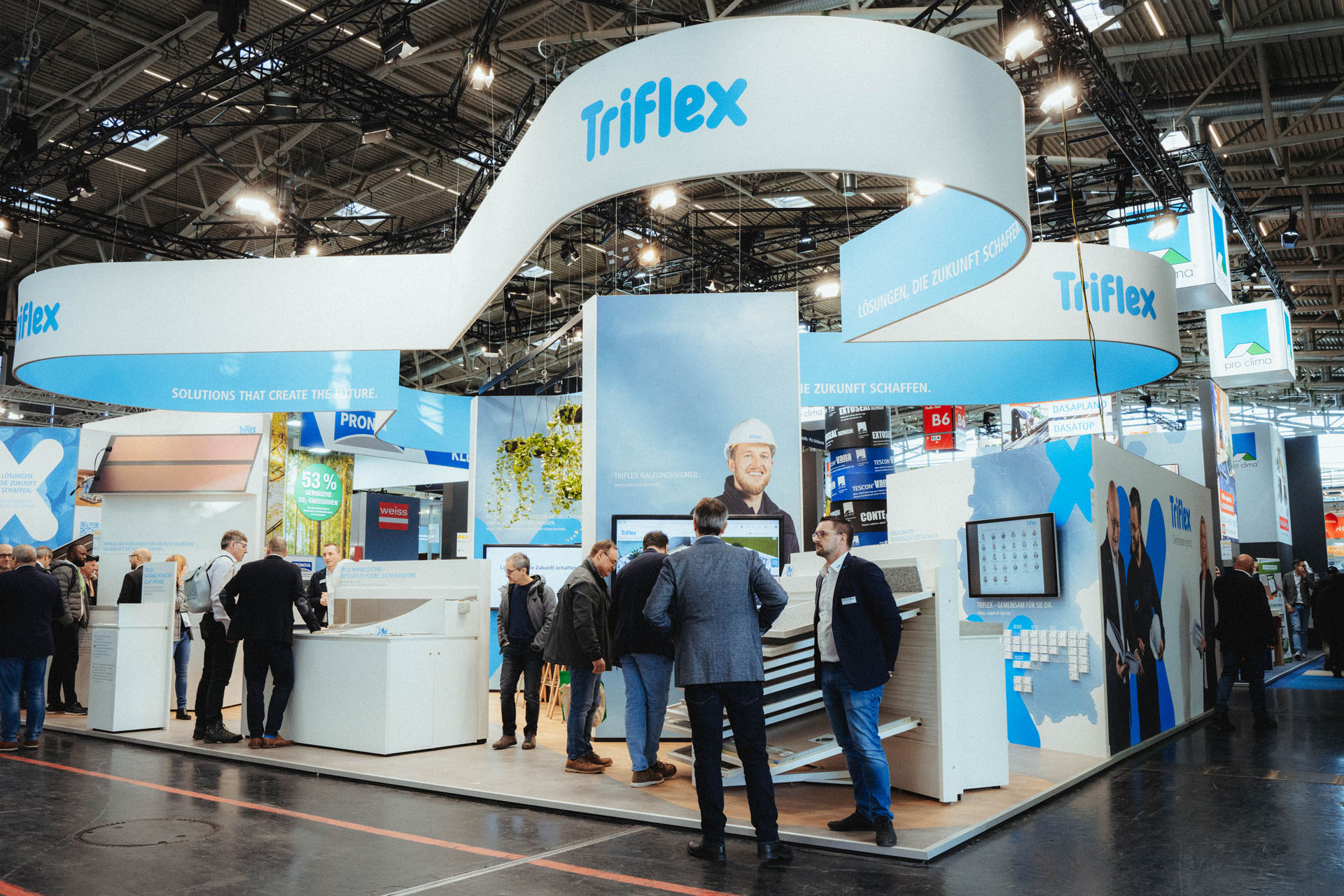 Besucher und Mitarbeiter von Triflex auf dem Triflex-Messestand auf der BAU 2025