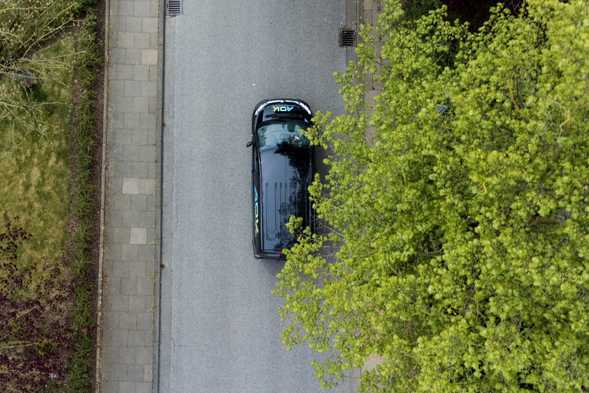 Fotoaufnahme für ADK Kälte- und Klimatechnik Herford: Firmenfahrzeug auf der Straße aus der Vogelperspektive