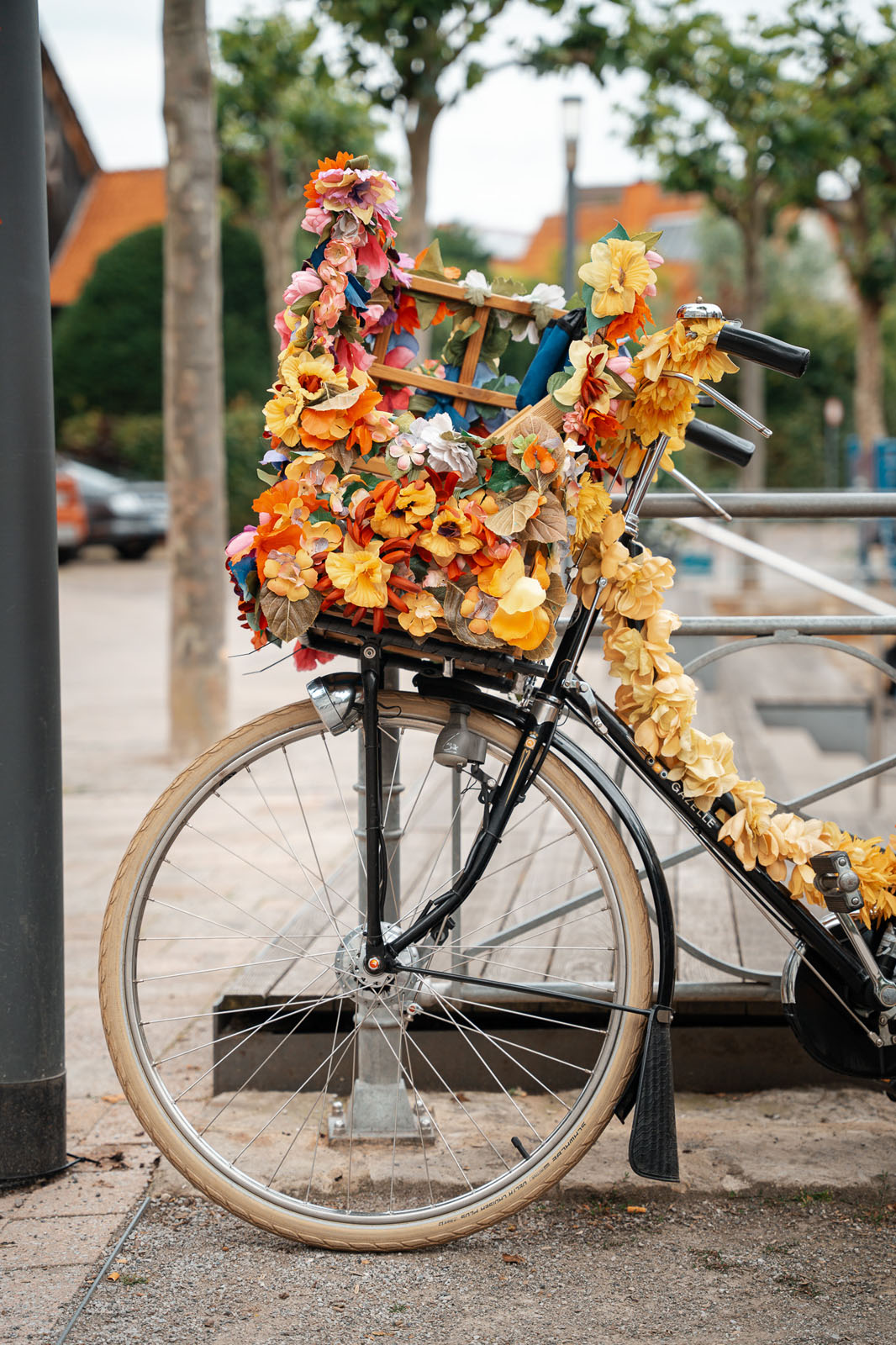 Ein mit Blumen geschmücktes Fahrrad in einer städtischen Umgebung