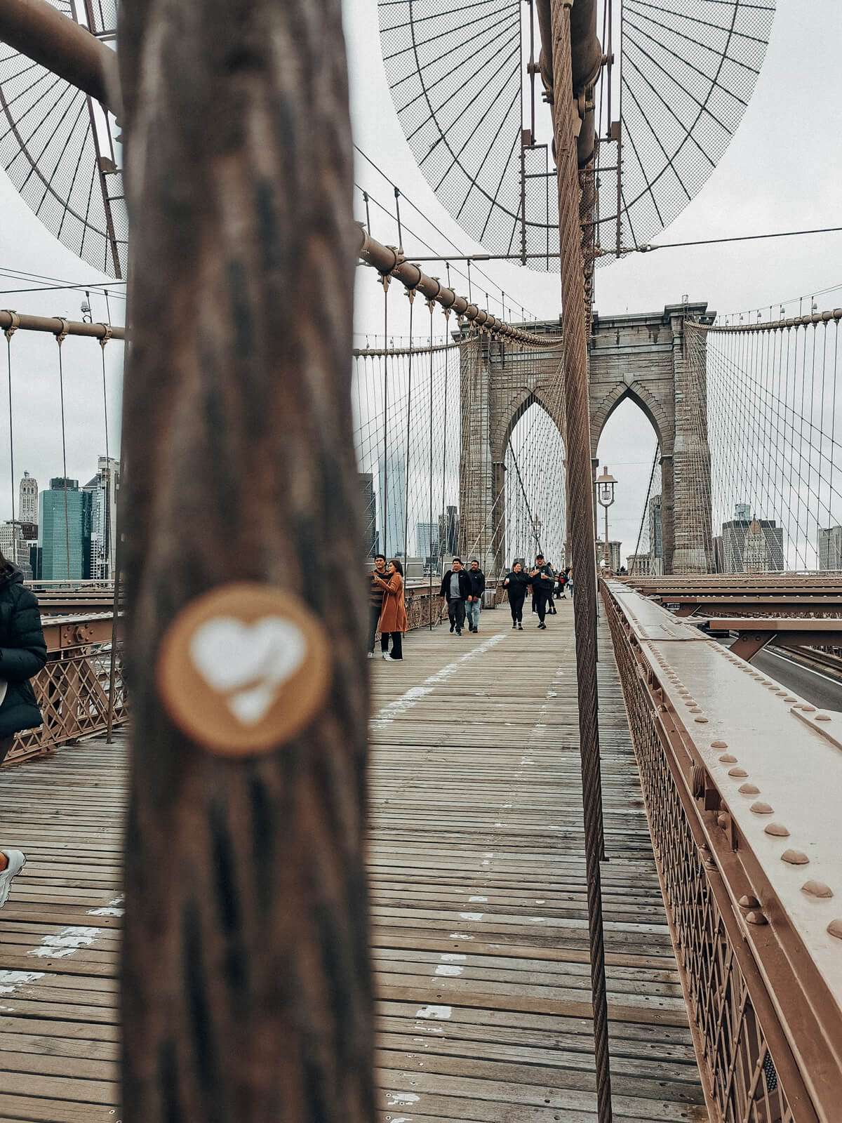Herzstück Aufkleber an der Brooklyn Bridge