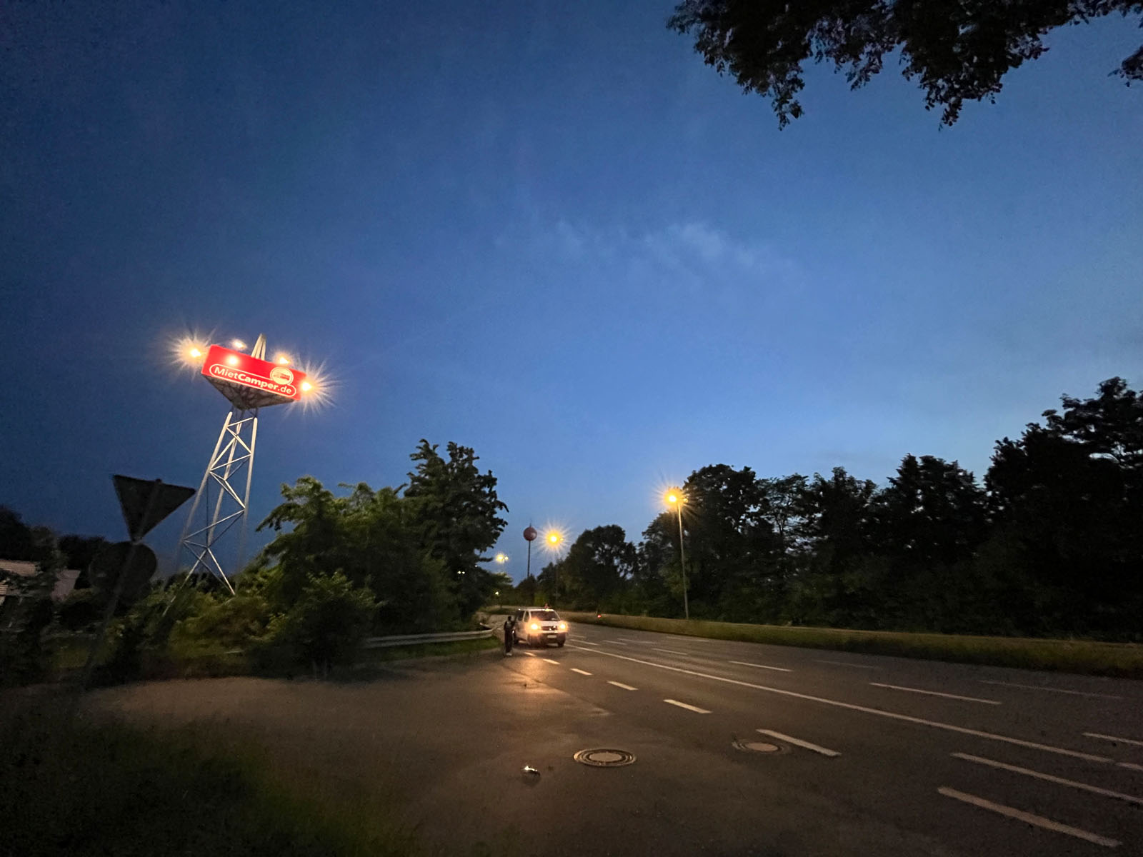 Eine beleuchtete Straße in der Abenddämmerung