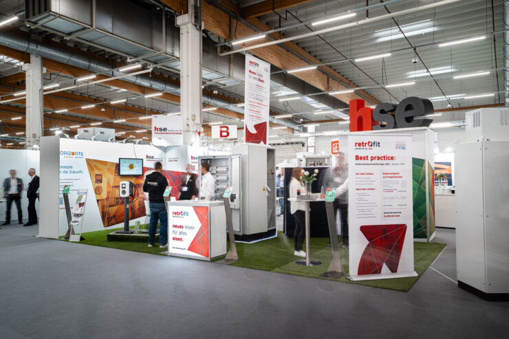 Personen auf dem Messestand von hse Steuerungstechnik auf der FMB 2023