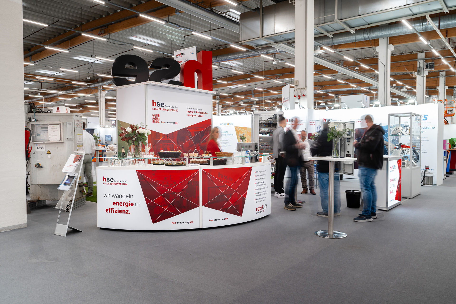 Personen auf dem Messestand von hse Steuerungstechnik auf der FMB 2023