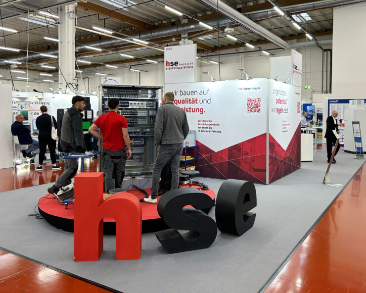 Besucher und Mitarbeiter am Messestand von hse Steuerungstechnik