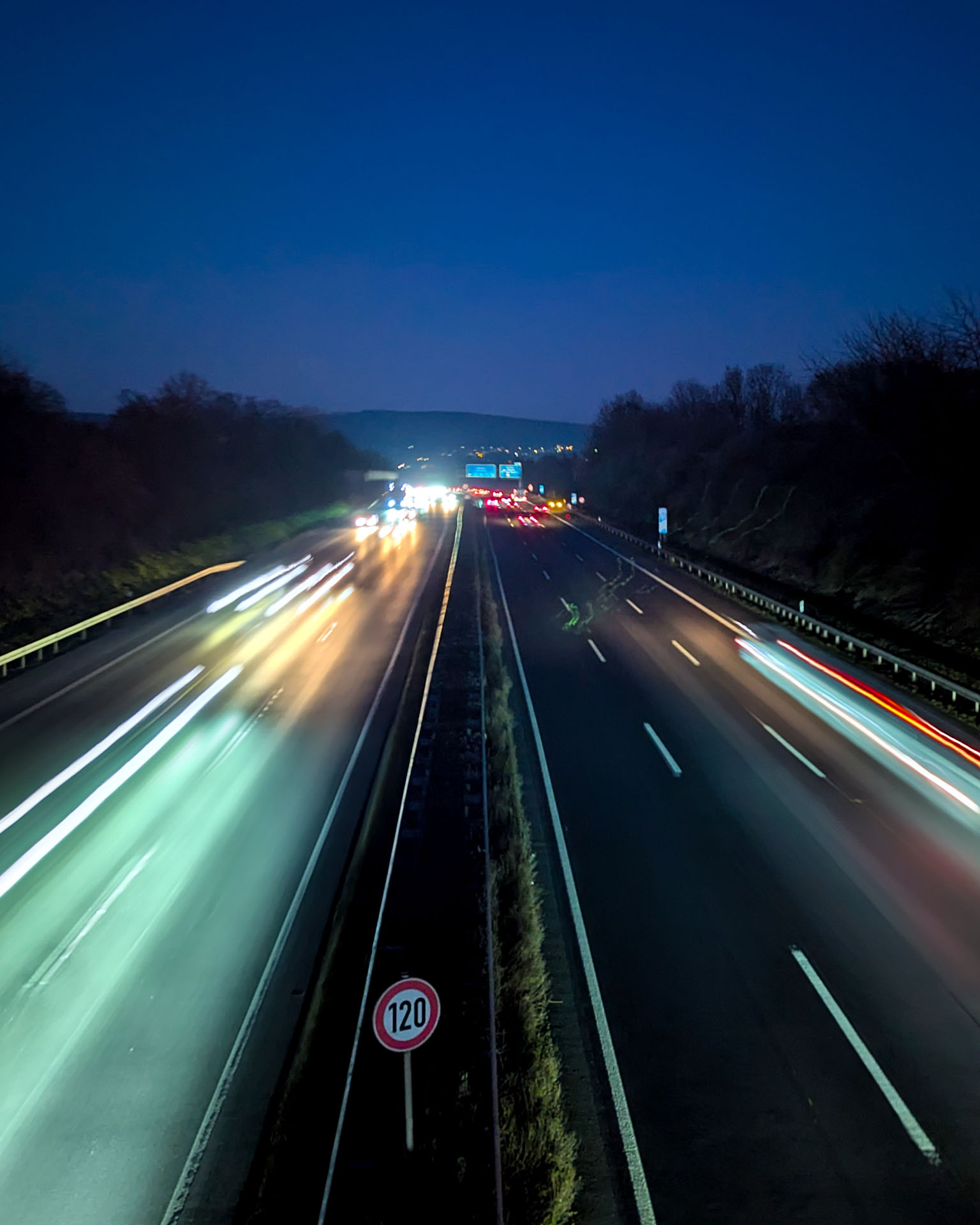 Langzeitbelichtung einer Autobahn von oben