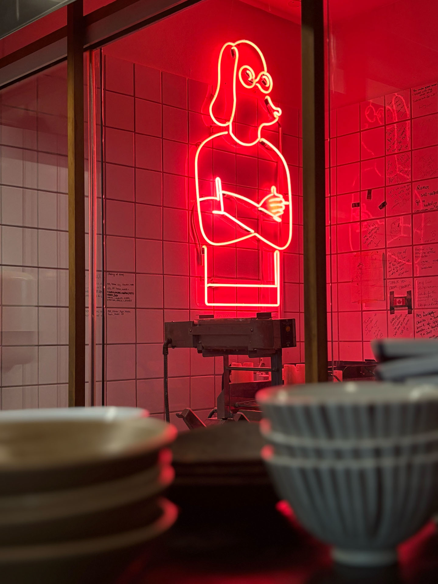 Ein Neonschild in Form eines Cartoon-Charakters