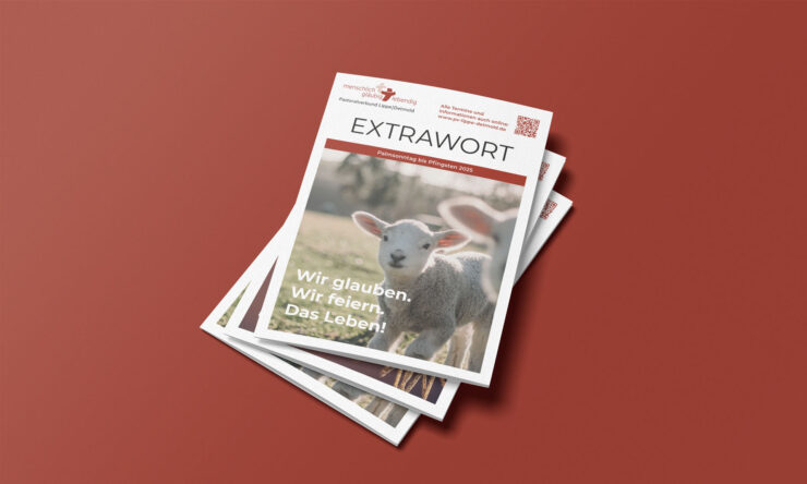 Drei aufeinander gestapelte Hefte mit dem Titel Extrawort