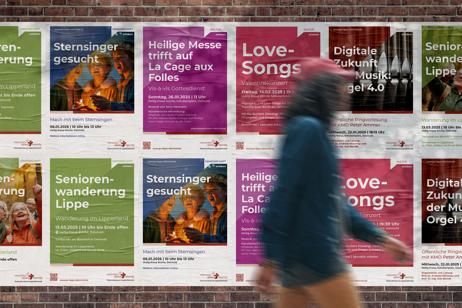 Plakatwand mit verschiedenen Plakaten des Pastoralverbundes