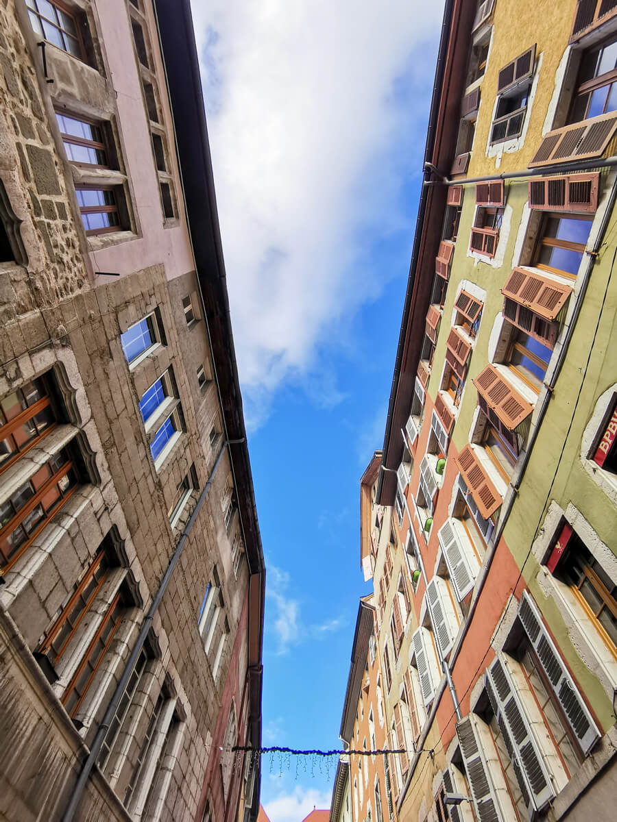 Blick zwischen Häusern in den blauen Himmel