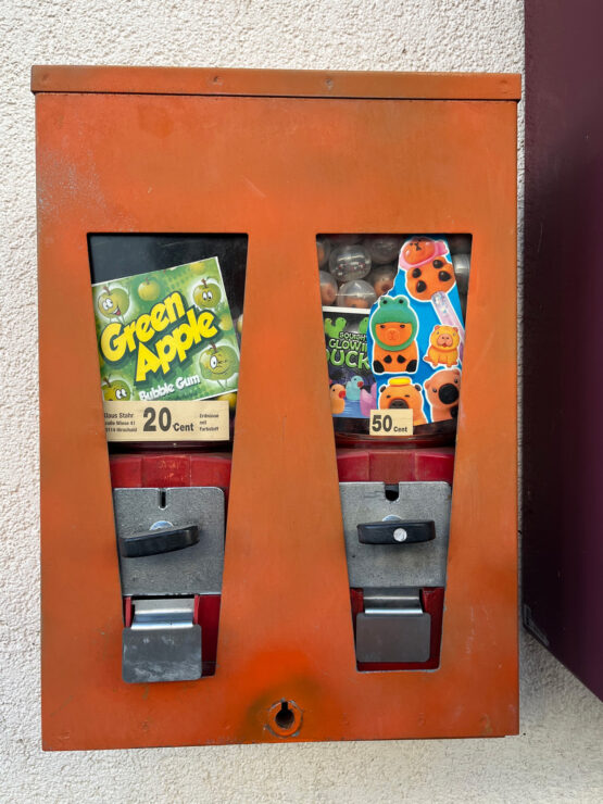 Ein alter Süßigkeiten-Automat