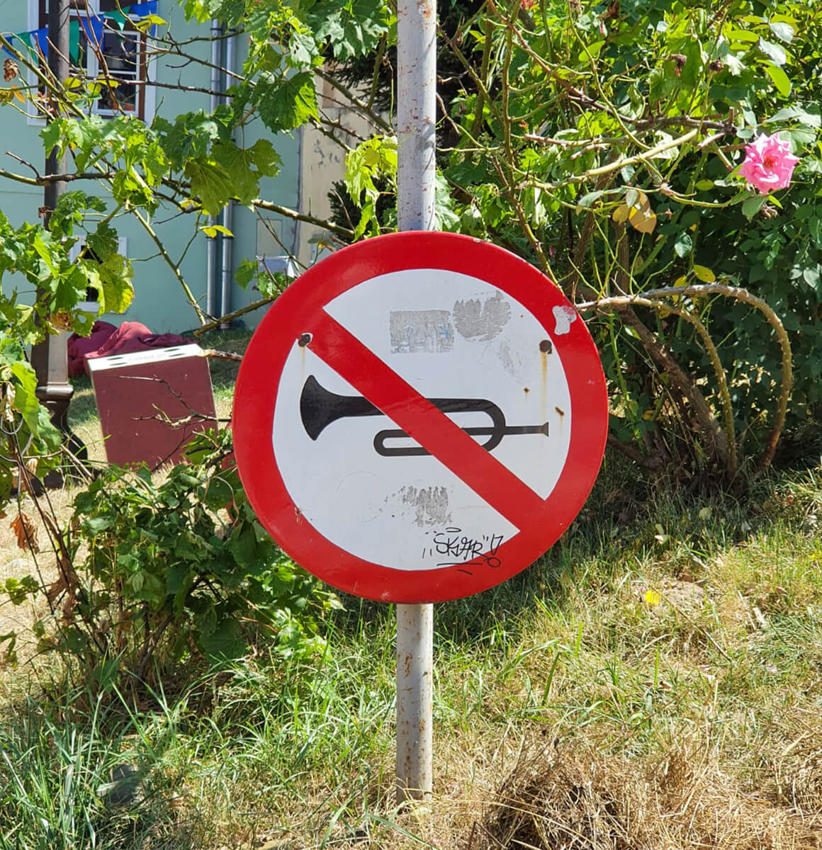 Verkehrsschild: Hupen verboten