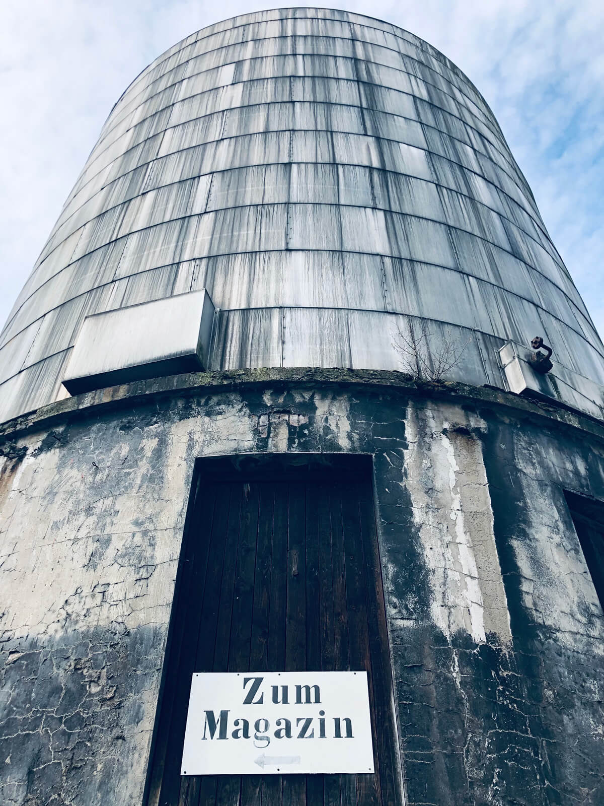Turm mit Schild Zum Magazin
